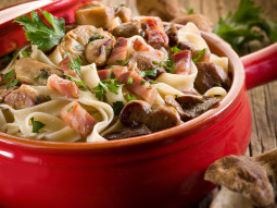 Tagliatelle z grzybami i boczkiem