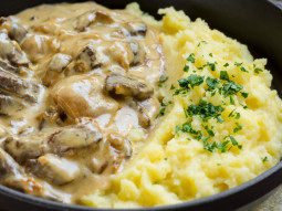 Szynka wieprzowa w sosie grzybowym z puree ziemniaczanym