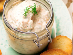 Pasta z wędzonego łososia z serkiem mascarpone, ogórkiem i koperkiem - na ostro