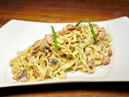 Tagliatelle z pieczarkami, wieprzowiną i sosem serowym