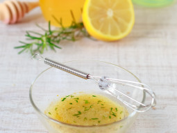 Dressing miodowo-cytrynowy z dodatkiem tymianku i rozmarynu