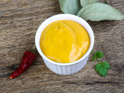 Sos curry z jogurtem ostrą papryką i kolendrą