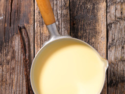 Sos angielski, klasyczny custard z żółtkami, śmietanką i wanilią