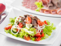 Sałatka z grillowaną wołowiną