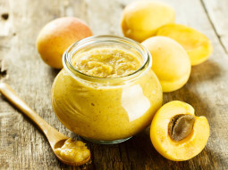 Złoty chutney brzoskwiniowy z curry i kurkumą