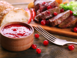 Pieczeń jagnięca z sosem żurawinowym