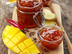 Chutney z mango i ostrą  papryczką chili