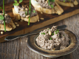Pasta pieczarkowa z jajkami i orzeszkami piniowymi