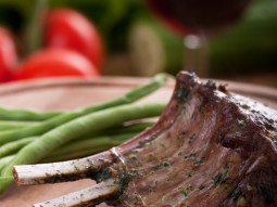 Pieczona jagnięcina z grzybami i zieloną fasolką