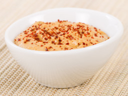 Pasta ze śmietankowego serka z pomidorami i pikantnym chili