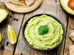 Hummus – pasta z ciecierzycy z dodatkiem awokado