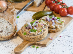 Pasta mięsna z ogórkiem i czerwoną cebulką