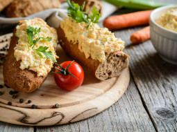 Pasta z jajek, marchwi, zielonej cebuli, ogórków kiszonych i majonezu