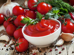 Domowy ketchup, sos pomidorowy z czosnkiem i ziołami