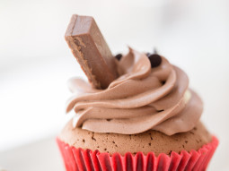 Muffiny z kremem czekoladowym i batonikiem