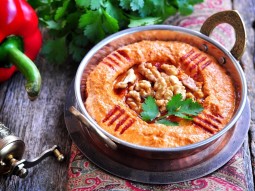 Muhammara pasta z pieczonej papryki z orzechami