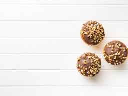 Muffiny z polewą czekoladową i orzechami