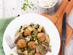 Jagnięcina z ryżem i boczniakami