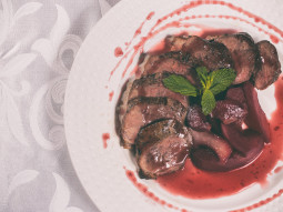 Pieczeń z jagnięciny w sosie borówkowym z gruszkami