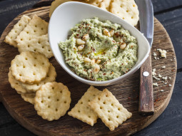 Hummus brokułowy, czyli pasta z ciecierzycy z brokułem i orzeszkami piniowymi