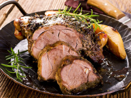 Jagnięcina pieczona z sosem winnym