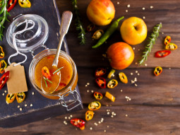Chutney jabłkowy z cebulką, ostrą papryką i rozmarynem