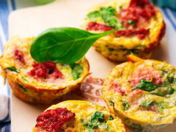 Muffiny jajeczne z kiełbasą i szpinakiem