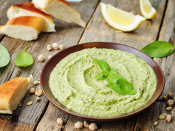 Hummus – pasta z ciecierzycy z pesto bazyliowym