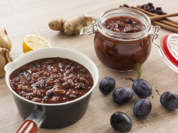 Chutney śliwkowy z cebulą, imbirem i rodzynkami