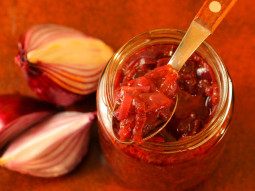 Chutney z czerwonej cebuli z rodzynkami