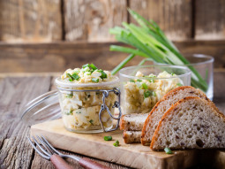 Pasta jajeczna z kurczakiem i szczypiorkiem