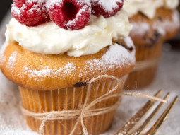 Muffiny z kremem śmietankowym i malinami