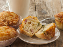 Muffiny z serem i boczkiem