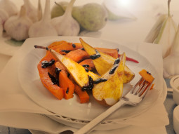 Sałatka z dynią i pieczoną gruszką w occie balsamicznym i miodzie