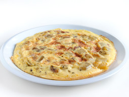 Omlet z kurczakiem, ziemniakami, boczkiem i żółtym serem