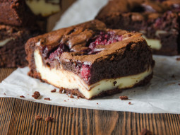 Sernik brownie z malinami