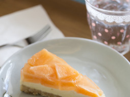 Sernik na zimno z melonem i galaretką