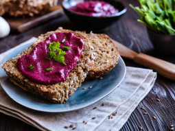 Wegetariańska pasta z buraków, siemienia lnianego i czosnku