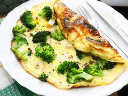 Omlet z kurczakiem i brokułami