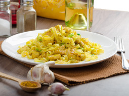 Ekspresowy makaron curry z cukinią i kurczakiem