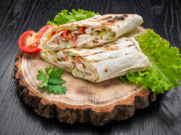 Zapiekane tortille z kurczakiem i korniszonem