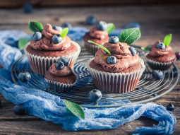 Muffiny czekoladowe z kremem i borówkami