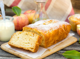 Babka jogurtowa z jabłkiem