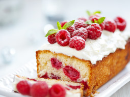 Babka z malinami i ubitą śmietanką