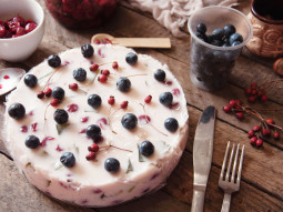 Tort jogurtowy z jeżynami