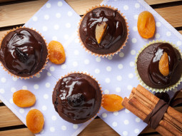 Czekoladowe muffiny z polewą i suszonymi morelami