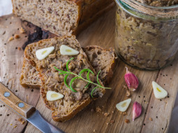 Wegańska pasta z zielonej soczewicy z czosnkiem i słonecznikiem