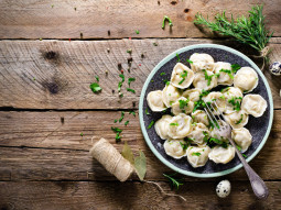Gotowane pierogi z wieprzowiną i kurkami
