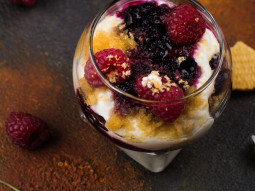 Deser z biszkoptem i porzeczkami (trifle)