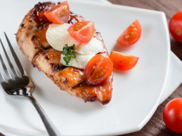 Grillowany indyk z mozzarellą i pomidorami